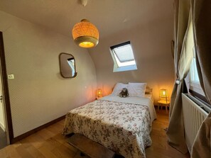 5 camere, una scrivania, ferro/asse da stiro, Wi-Fi gratuito