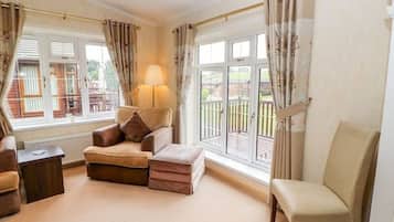 Smart-tv, een open haard, een dvd-speler en boeken