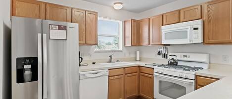 雪櫃、微波爐、焗爐、爐具