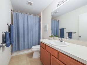 Shower, hair dryer, towels - Cozy 2/2 Ranch near The Villages—Your Perfect Retreat! (The Villages)