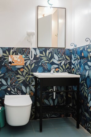 Shower, hair dryer, towels, soap - Cohen House Front Beach 3-bedroom apartment in beautiful Taormina with AC (Taormina)