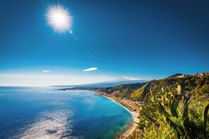 Beach - Cohen House Front Beach 3-bedroom apartment in beautiful Taormina with AC (Taormina)