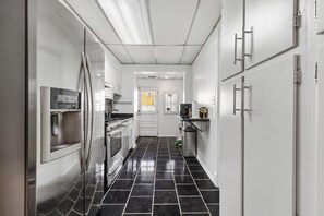 Fridge, microwave, oven, stovetop - Family & Group Trips to DC - 4-BR Close to METRO (Washington DC)