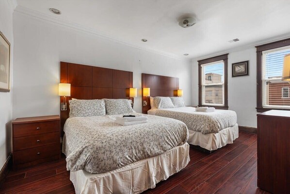 4 habitaciones, tabla de planchar con plancha, wifi y ropa de cama 