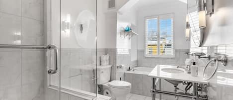 Douche, sèche-cheveux, serviettes fournies