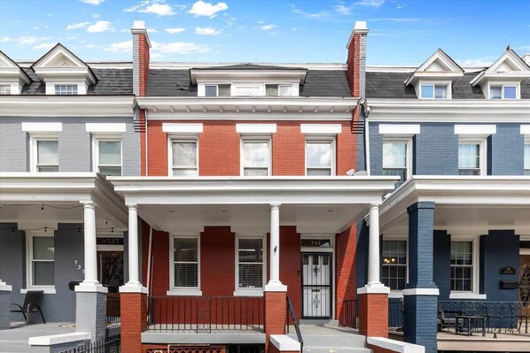 Exterior - Family & Group Trips to DC - 4-BR Close to METRO (Washington DC)