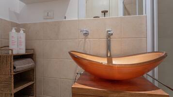 Dusche, Haartrockner, Bidet, Handtücher