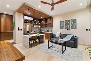 TV, offices - Stunning 2BR with Plunge Pool - Rooftop Sea Views (Playa del Carmen)