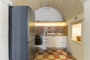 Kühlschrank, Ofen, Kochgeschirr/Geschirr/Besteck, Esstisch