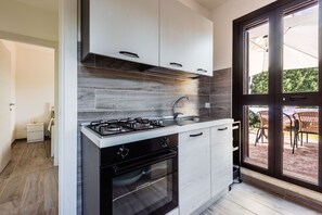 Fridge, oven, coffee/tea maker, electric kettle