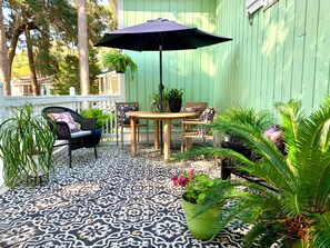 Outdoor dining - Melrose Oasis cottage by the Sea (Daufuskie Island)