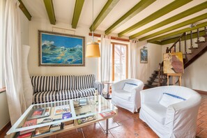 3 habitaciones, escritorio, tabla de planchar con plancha y wifi gratis 