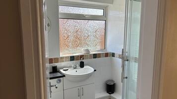 Huis | Badkamer | Een douche, handdoeken