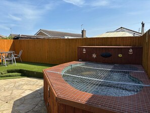 House | Property grounds - Bungalow-2bed-1bath-petfriendly-parking (Skegness)