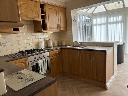 2-bed Bungalow, Sleeps 6, Parking & Pet Friendly
