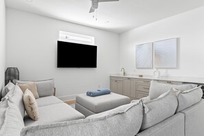 Fernseher, Stereoanlage, Arbeitsbereiche