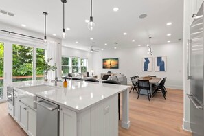 Jääkaappi, mikroaaltouuni, uuni, liesi