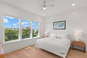 6 slaapkamers, een bureau, een strijkplank/strijkijzer, wifi