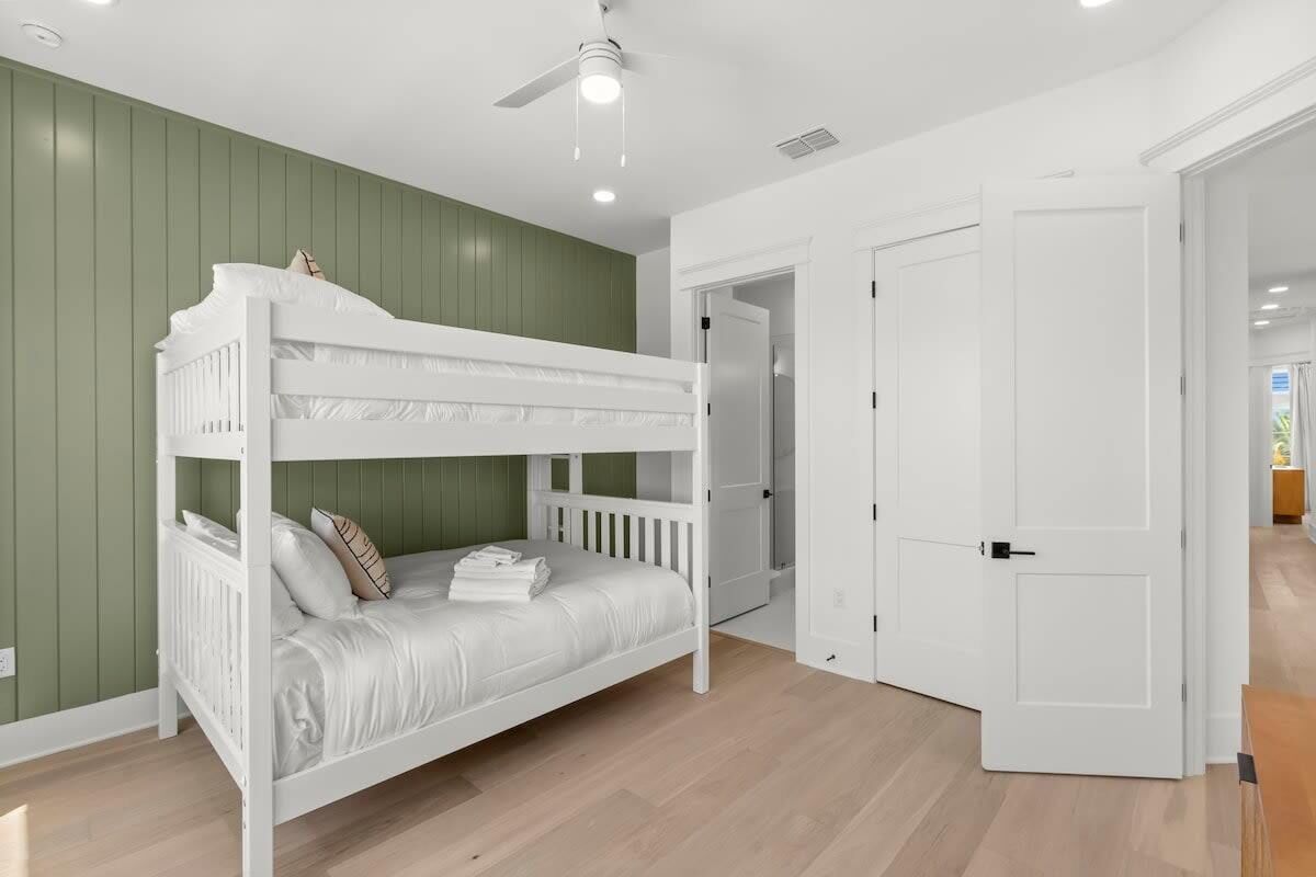 6 Schlafzimmer, Schreibtisch, Bügeleisen/Bügelbrett, WLAN