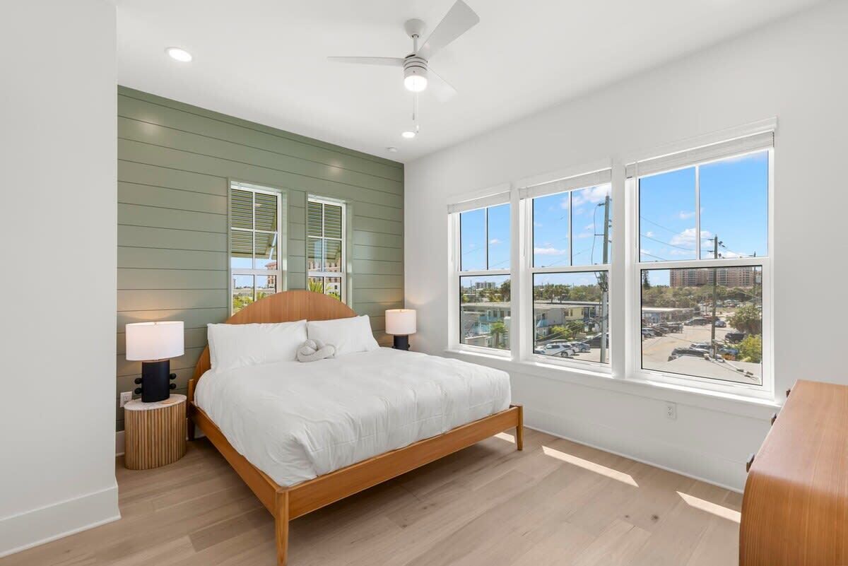 6 bedrooms, desk, iron/ironing board, WiFi