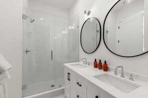Dusche, Haartrockner, Handtücher