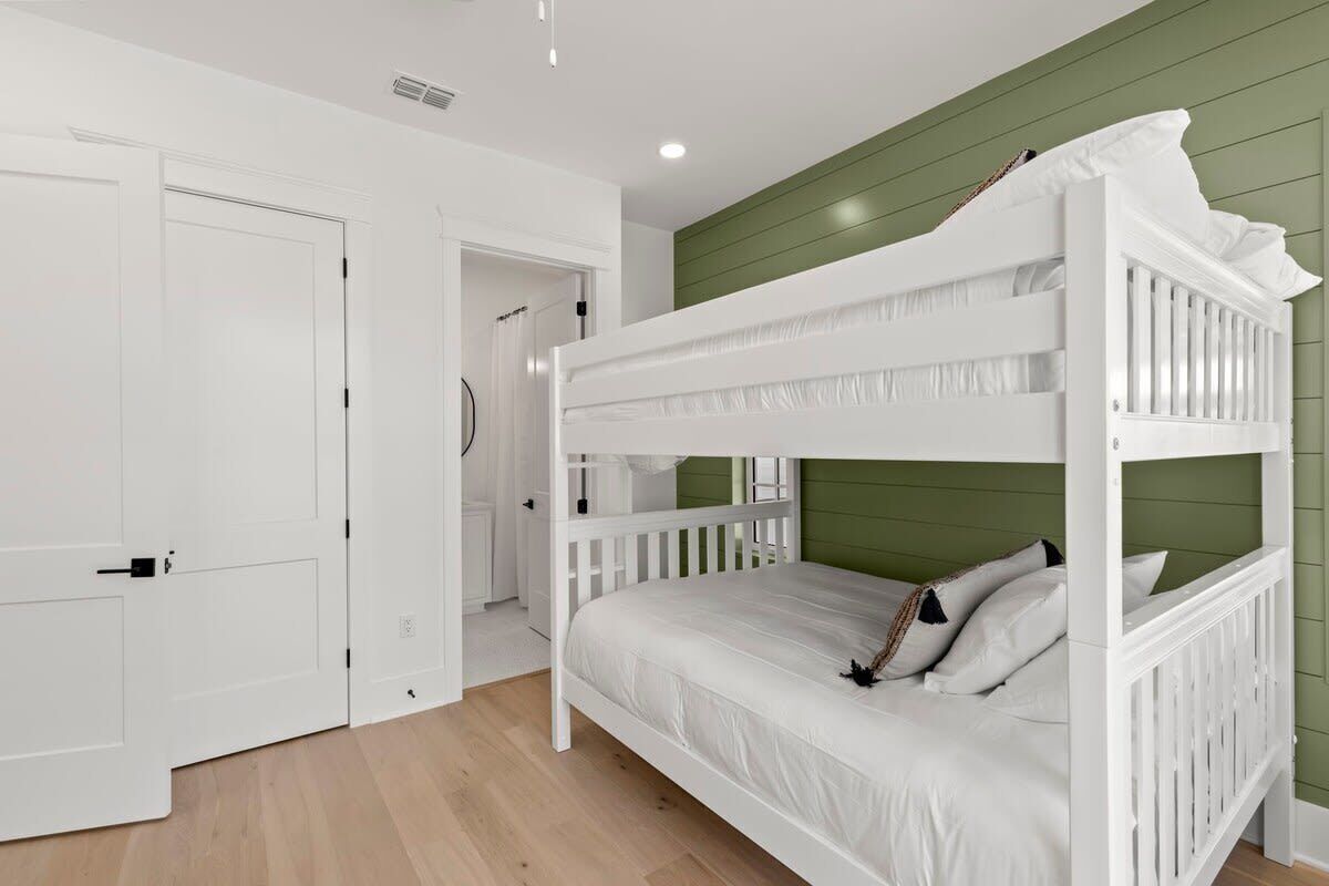 6 bedrooms, desk, iron/ironing board, WiFi