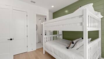 6 bedrooms, desk, iron/ironing board, WiFi