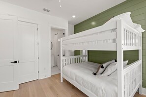 6 bedrooms, desk, iron/ironing board, WiFi