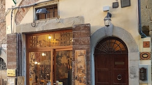 Un edificio tradicional con puerta de madera y ventanas arqueadas.