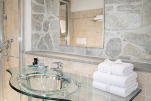 Junior Room, Courtyard View | Bathroom | Shower, rainfall showerhead, eco-friendly toiletries, hair dryer