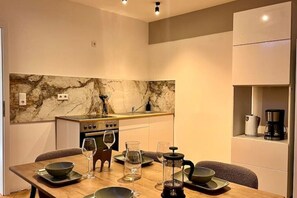 Fridge, oven, stovetop, coffee/tea maker - Modernes 2-zimmer-wohnung (Bensheim)
