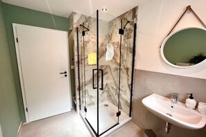 Dusche, Haartrockner, Handtücher, Seife