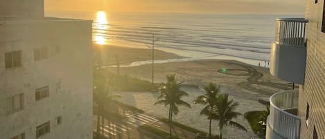 Departamento | Playa | Playa en los alrededores, playa de arena blanca y 4 bares en la playa