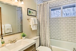 House, 4 Bedrooms | Bathroom | Towels, shampoo