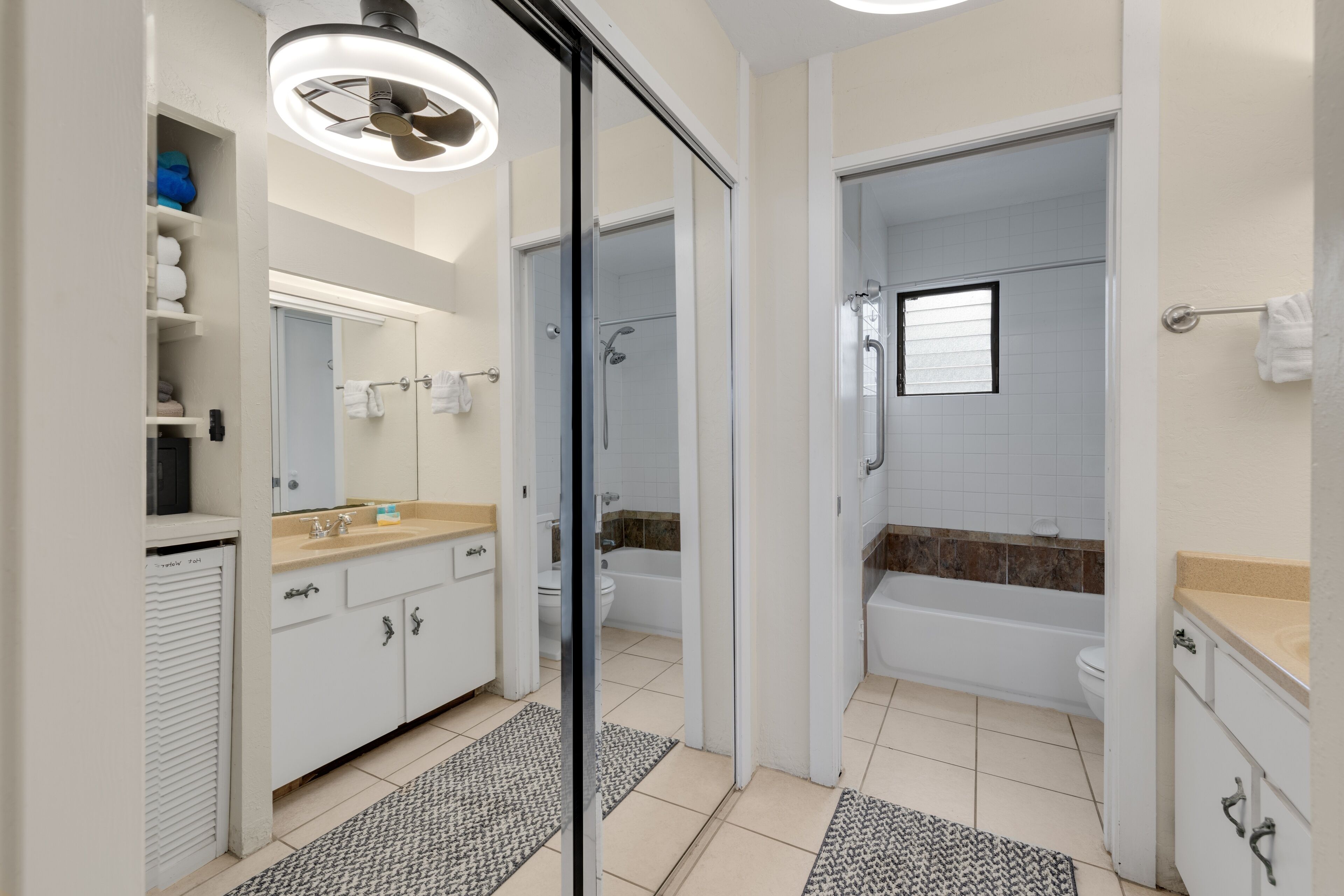Een moderne badkamer met een douchecabine van glas, een badkuip en een toilet.