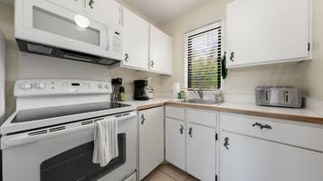 Condo, 1 Bedroom | Private kitchen