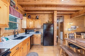 Private kitchen - Er81 - Family Making Memories 3 Bedroom Cabin by RedAwning (Pigeon Forge)