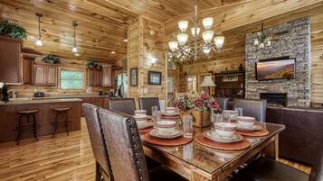 Cabin, 3 Bedrooms | Dining