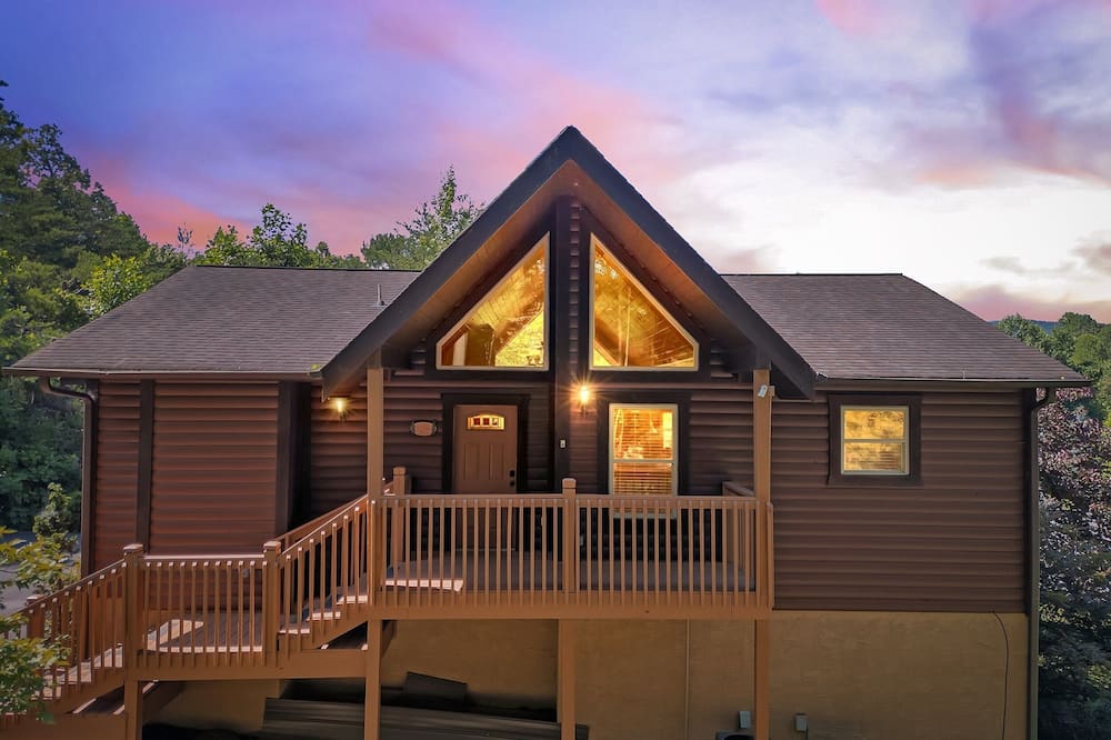 Moonshine Hollow 3 Bedroom Cabin by RedAwning