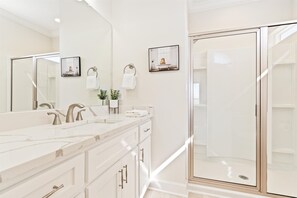 Casa, 4 habitaciones | Baño | Toallas y shampoo 