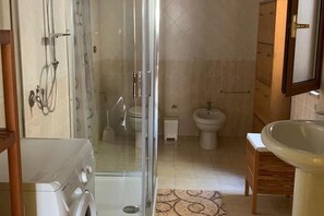 シャワー、ヘアドライヤー、ビデ、タオル