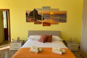 1 habitación, tabla de planchar con plancha, cuna de viaje y wifi 