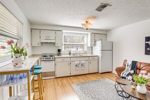 Cottage (1 Bedroom) | Interior - Inviting Sarasota Cottage: 5 Mi to Beach Access! (Sarasota)