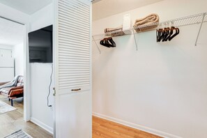 Cottage (1 Bedroom) | Interior - Inviting Sarasota Cottage: 5 Mi to Beach Access! (Sarasota)