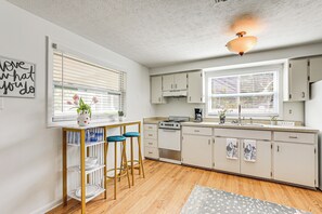 Cottage (1 Bedroom) | Interior - Inviting Sarasota Cottage: 5 Mi to Beach Access! (Sarasota)