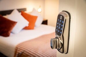 1 bedroom, WiFi - Luxury Double - Waterfall Shower (Whitehaven)