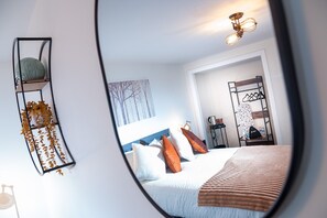 1 bedroom, WiFi - Luxury Double - Waterfall Shower (Whitehaven)