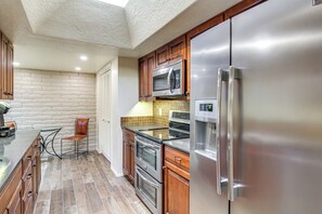 Interior - Tucson Townhome w/ Mountain View, Pool Access! (Tucson)