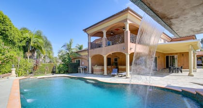 Spacious Fullerton Villa w/ Private Pool & Hot Tub