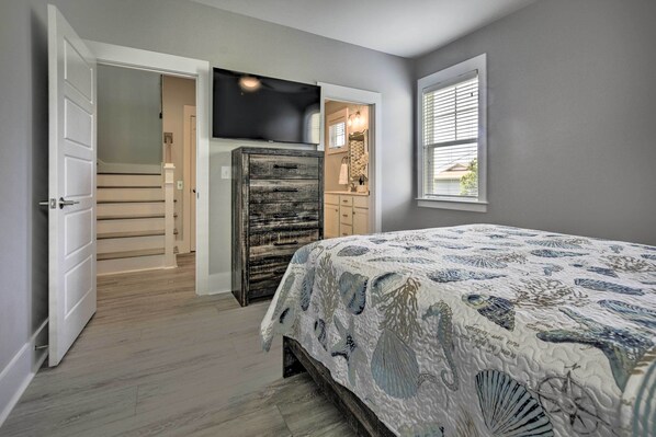 Apartment (4 Bedrooms) | Interior - Luxury Townhouse w/ Ocean Views - Walk to Ocean! (Kure Beach)